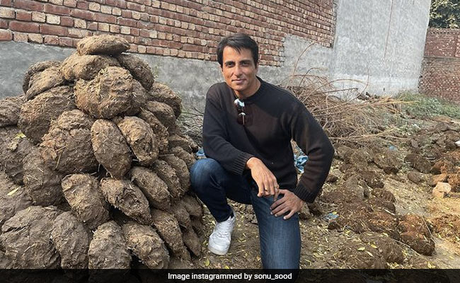 सोनू सूद की लेटेस्ट पोस्ट देख फैन्स ने यूं खींची एक्टर की टांग, बोले- मिट्टी नहीं गोबर की खुशबू है