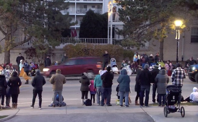 Milwaukee Christmas Parade 2021 Deafening Cries 5 Dead 40 Injured As Suv Rams Us Christmas Parade Milwaukee Christmas Parade 2021 Deafening Cries 5 Dead 40 Injured As Suv Rams Us Christmas Parade
