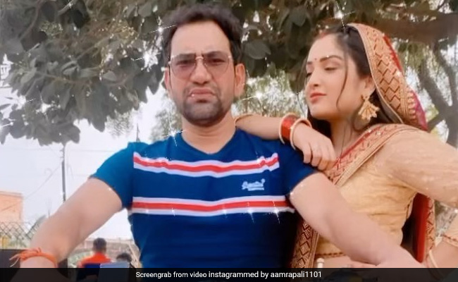 आम्रपाली दुबे ने निरहुआ के साथ ‘बुलेट पे जीजा’ गाने पर किया जबरा डांस, फैन्स बोले- गदर मचा दिया, देखें Video