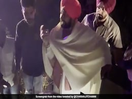 VIDEO: पंजाब के CM चन्नी ने गड्ढे में फंसी गाय को बचाया, तो सोशल मीडिया पर हुई तारीफ VIDEO: पंजाब के CM चन्नी ने गड्ढे में फंसी गाय को बचाया, तो सोशल मीडिया पर हुई तारीफ