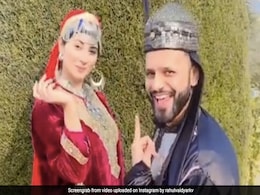 दिशा बनी शर्मिला टैगोर और राहुल बने शम्मी कपूर, 'तारीफ करू क्या उसकी' सॉन्ग पर दोनों ने किया डांस...देखें Video दिशा बनी शर्मिला टैगोर और राहुल बने शम्मी कपूर, 'तारीफ करू क्या उसकी' सॉन्ग पर दोनों ने किया डांस...देखें Video