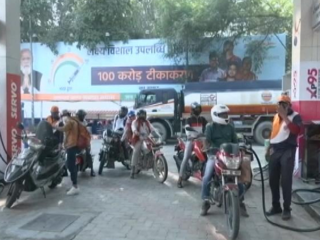 दीपावली पर तोहफा : सरकार ने पेट्रोल पर एक्साइज ड्यूटी 5 रुपये और डीजल पर 10 रुपये कम की