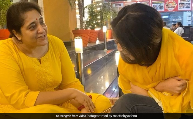 लड़की को लगी ठंड तो मां से ओढ़ने के लिए मांगा दुपट्टा, फिर मां ने कहा कुछ ऐसा, लोगों को पसंद नहीं आई बात - देखें Video