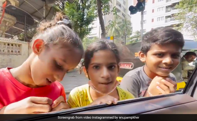 अनुपम खेर ने सड़क पर गाड़ी रोक बच्चों से की इंग्लिश में बातचीत, इंटरनेट पर वीडियो हुआ वायरल