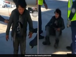 विमान के पहियों के पास बैठ पूरा किया जानलेवा सफर, लैंडिंग होने पर अस्पताल में कराया गया एडमिट विमान के पहियों के पास बैठ पूरा किया जानलेवा सफर, लैंडिंग होने पर अस्पताल में कराया गया एडमिट