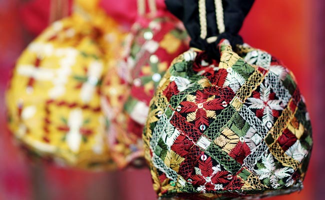 5 Pretty Potli Bags That You Need To Bookmark Right Now