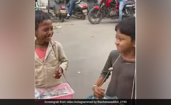 छोटे बच्चे सड़क पर बेच रहे थे सामान, तभी किसी ने दिया ऐसा सरप्राइज, देखते  ही मुस्कुरा उठे बच्चे, Video ने जीता सबका दिल