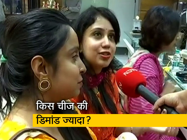 ज्वेलरी शोरूम में धनतेरस के मौके पर काफी भीड़-भाड़, क्या है लोगों का मूड?