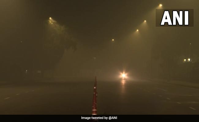 दीवाली ने छुड़ाए दिल्लीवालों के 'आंसू', गले में खारिश, आंखों से पानी आने की दिक्कत झेल रहे लोग