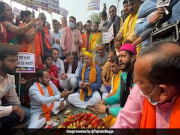 छठ पूजा को लेकर SC में याचिका, श्रद्धालुओं के साथ अपराधियों जैसा व्यवहार ना करे दिल्ली पुलिस छठ पूजा को लेकर SC में याचिका, श्रद्धालुओं के साथ अपराधियों जैसा व्यवहार ना करे दिल्ली पुलिस