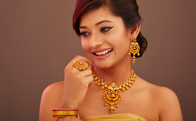 Give An Ethereal Look To Your Ethnic Attire With These Jewellery Sets