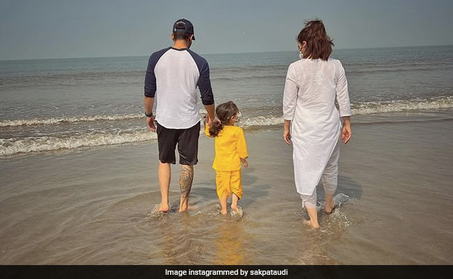 Soha Ali Khan's Day Out At The Beach With Kunal Kemmu And Inaaya