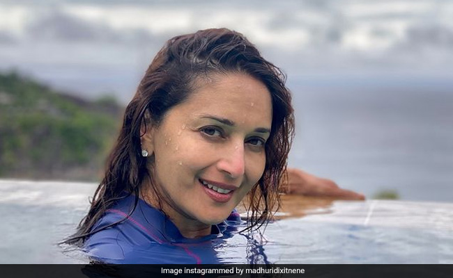 Madhuri Dixit की पूल में यूं चिल करती आईं नजर, फैंस बोले ओह क्या बात है धक-धक गर्ल