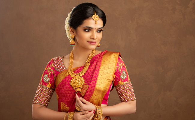 Your Ethnic Closet Is Incomplete Without These Banarasi Silk Sarees