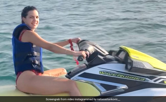 नताशा स्टेनकोविक ने जेट स्की का मजा लेते हुए शेयर किया Video, फैन ने कहा- जिंदगी हो तो ऐसी...