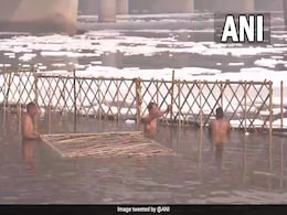 यमुना नदी में तैरते जहरीले झाग से बचाने के लिए लगाए गए बैरिकेड्स, देखें VIDEO यमुना नदी में तैरते जहरीले झाग से बचाने के लिए लगाए गए बैरिकेड्स, देखें VIDEO