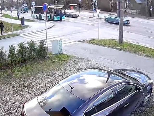 नशे में धुत शख्स ने बीच सड़क में रोकी बस, बोतल से तोड़ी विंडशील्ड और फिर किया कुछ ऐसा