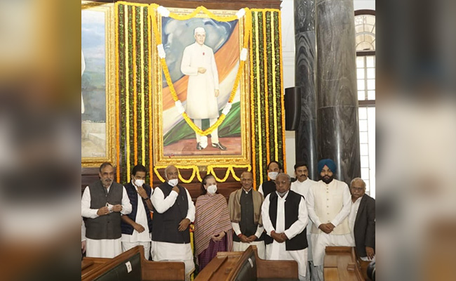 नेहरू की जयंती पर संसद के कार्यक्रम से स्पीकर, राज्यसभा चेयरमैन व वरिष्ठ मंत्रियों ने बनाई दूरी, कांग्रेस नाराज