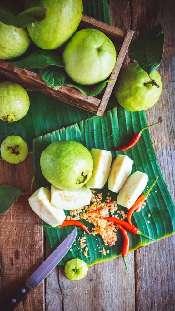 Guava Benifit : अपने बढ़ते वजन से हो गए हैं परेशान, तो आज से ही ये देशी फल खाना कर दें शुरू