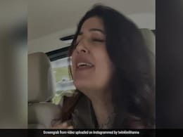 Twinkle Khanna Can "Puncture Eardrums." Agree? Hear Her Sing Lionel Richie's <I>Hello</i> Twinkle Khanna Can "Puncture Eardrums." Agree? Hear Her Sing Lionel Richie's <I>Hello</i>