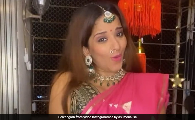 Monalisa ने पिंक साड़ी पहन 'Meri Zindagi Hai Tu' सॉन्ग पर किया डांस, ट्रेडिशनल लुक पर फैन्स हुए फिदा