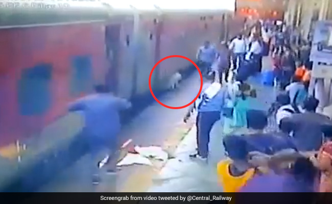 Passenger Falls Between Train, Platform In Mumbai. Watch Dramatic Rescue