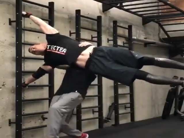 दो लोगों ने किया गजब स्टंट, हवा में लटकर ऐसे बनाया मानव झंडा