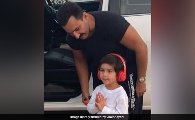 तैमूर ने कैमरामेन को देख यूं दोनों हाथ जोड़कर किया नमस्ते, फैन्स के यूं आए रिएक्शंस...देखें Photos