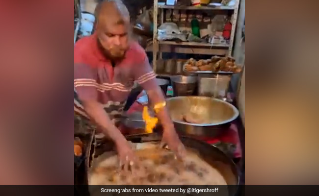 Viral Video: खौलते हुए कड़ाही में शख्स ने डाला हाथ, टाइगर श्रॉफ बोले- कौन है ये आदमी?