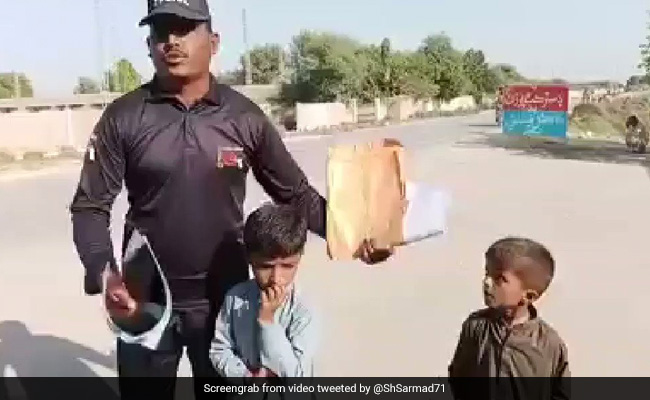 बीच सड़क पर 50 हज़ार में अपने बच्चे को बेचने पर मज़बूर है पाकिस्तान का ये पुलिसकर्मी, वीडियो हुआ वायरल
