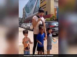 सनी लियोन के बच्चों ने पैपराजी को देख किया ये काम, सोशल मीडिया में वायरल हुआ वीडियो सनी लियोन के बच्चों ने पैपराजी को देख किया ये काम, सोशल मीडिया में वायरल हुआ वीडियो