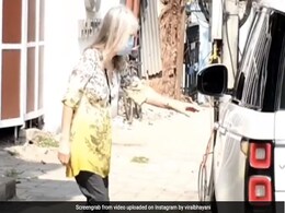 कार में बैठते समय गिर गया कैटरीना कैफ की मम्मी का फोन, यूजर्स बोले- 'शादी की गेस्ट लिस्ट चेक कर लो'...देखें Video कार में बैठते समय गिर गया कैटरीना कैफ की मम्मी का फोन, यूजर्स बोले- 'शादी की गेस्ट लिस्ट चेक कर लो'...देखें Video