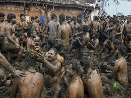 Hundreds Throw Cow Dung At Each Other As Diwali Wraps Up In This Village Hundreds Throw Cow Dung At Each Other As Diwali Wraps Up In This Village