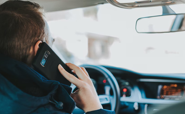 Using Mobile Phone For These Reasons While Driving In UK To Become Illegal