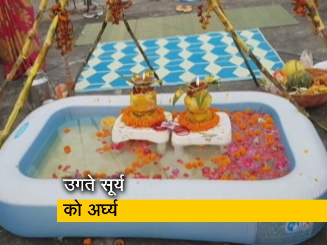 छठ के मौके पर वाराणसी के घाटों पर श्रद्धालु कम, लोग घरों की छत पर ही पूजा करते आए नजर