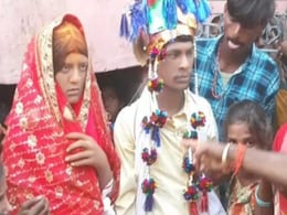 पकड़ौआ विवाह : छठ पूजा का प्रसाद देने आया था युवक, ग्रामीणों ने पकड़कर करा दी शादी! देखें VIDEO पकड़ौआ विवाह : छठ पूजा का प्रसाद देने आया था युवक, ग्रामीणों ने पकड़कर करा दी शादी! देखें VIDEO