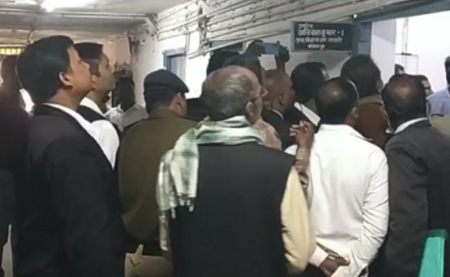 बिहार: चर्चित जज पर पुलिसकर्मियों ने किया हमला, थानेदार और दरोगा ने तानी पिस्टल 