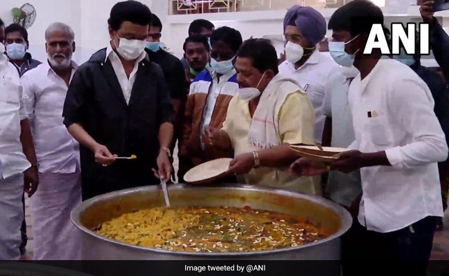 तमिलनाडु के मुख्यमंत्री ने बाढ़ के बीच चेन्नई का दौरा किया, खाद्य सामग्री वितरित की