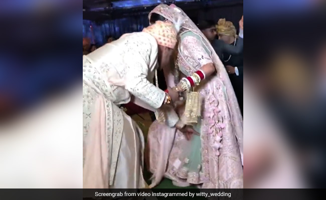 दुल्हन कर रही थी स्टेज पर एंट्री तो उसका लहंगा ठीक करने लगा दूल्हा, लोग बोले- दूल्हा हो तो ऐसा - देखें Video