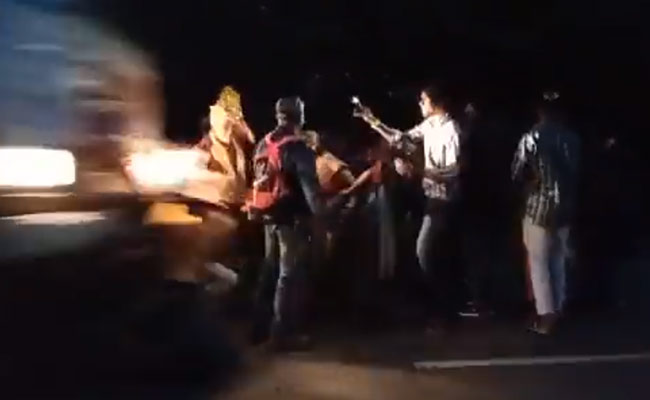 VIDEO : बारातियों को रौंदते निकल गया ट्रक, दूल्हे के पिता समेत 3 की दर्दनाक मौत