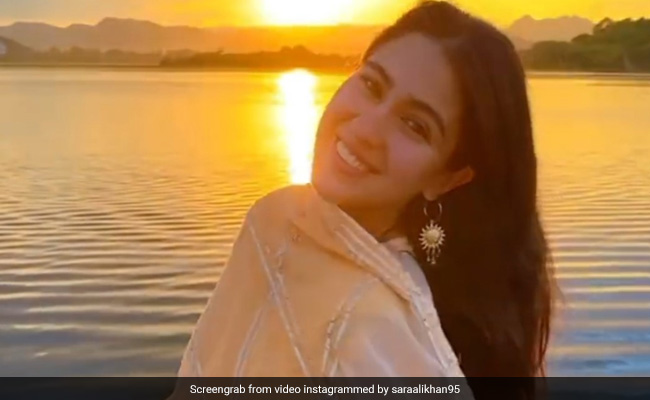 हसीन वादियों के बीच Sara Ali Khan का दिखा चुलबुला अंदाज, फैंस बोले- बाकी सब ठीक है बस थोड़ा फिल्टर कम करो...