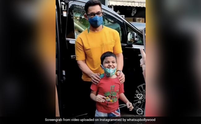 आमिर खान अपने नन्हें फैन के साथ यूं फोटो खिंचवाते आए नजर, वीडियो देख फैन्स ने एक्टर की जमकर की तारीफ