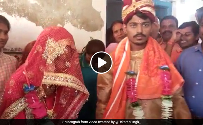 Viral Video: मिस कॉल से हुआ प्यार, थाने में प्रेमिका ने पुलिस से लगाई न्याय की गुहार