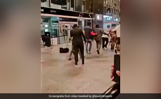 विजय सेतुपति पर पीछे से अचानक शख्स ने कर दिया हमला, बेंगलुरु एयरपोर्ट की है घटना- देखें Video विजय सेतुपति पर पीछे से अचानक शख्स ने कर दिया हमला, बेंगलुरु एयरपोर्ट की है घटना- देखें Video