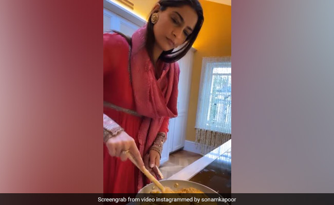 Sonam Kapoor ने दीवाली पर बनाए बेसन के लड्डू तो फैन्स बोले- जिस तरह आपने भारत और संस्कृति को...