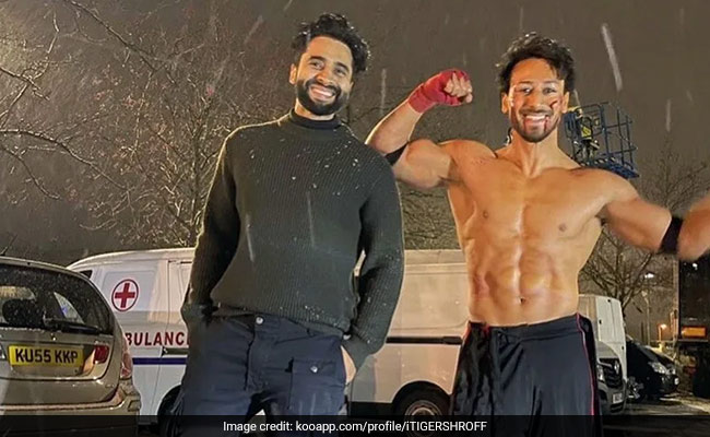 Just Pics Of Tiger Shroff "Literally Chilling" With Jackky Bhagnani On <i>Ganapath</i> Set