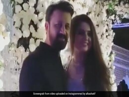 आतिफ असलम स्टेज पर प्यार से यूं संवारते दिखे पत्नी के बाल, फैन्स बोले- भाई में रोमांस पूरा है...देखें Video आतिफ असलम स्टेज पर प्यार से यूं संवारते दिखे पत्नी के बाल, फैन्स बोले- भाई में रोमांस पूरा है...देखें Video