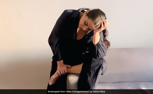 सिर पर हाथ रखकर बैठी थीं विद्या बालन, फिर जो हुआ वीडियो देखकर रह जाएंगे हैरान