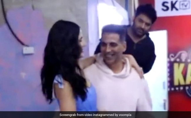 कैटरीना और अक्षय कैमरामेन को दे रहे थे पोज तभी कपिल शर्मा पीछे से दोनों को यूं घूरते आए नजर...Video वायरल