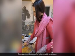 सोनम कपूर दिवाली के मौके पर खुद मिठाई बनाती हुई आईं नजर, वायरल हुआ Video सोनम कपूर दिवाली के मौके पर खुद मिठाई बनाती हुई आईं नजर, वायरल हुआ Video
